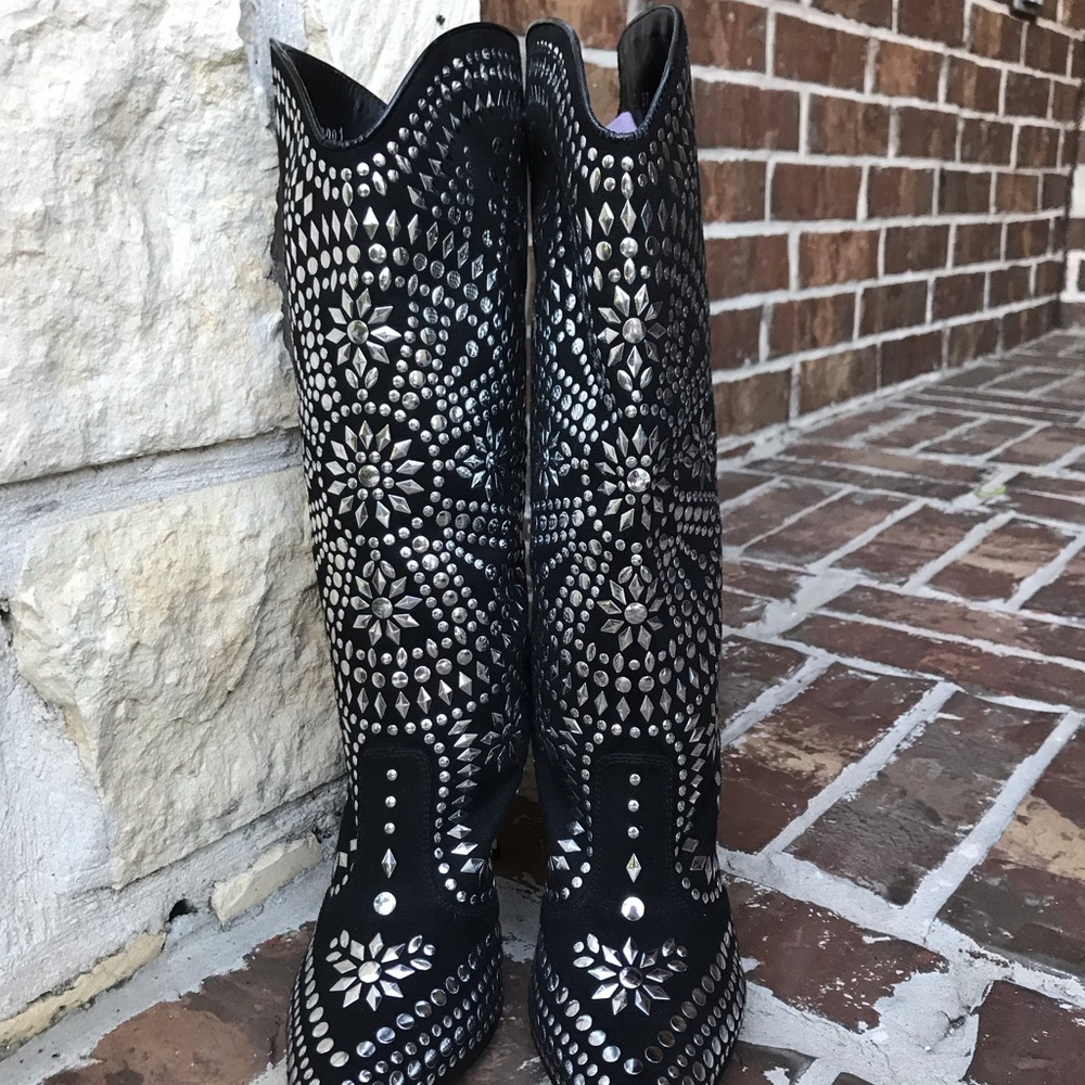 Boots - Picture 3 of 6